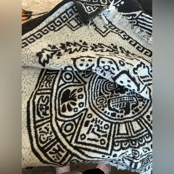 Mexican Poncho Aztec calendar and eagle‎
